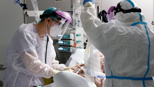 Health personnel attend to a patient in the ICU of the Hospital La Fe in Valencia. (EFE)
